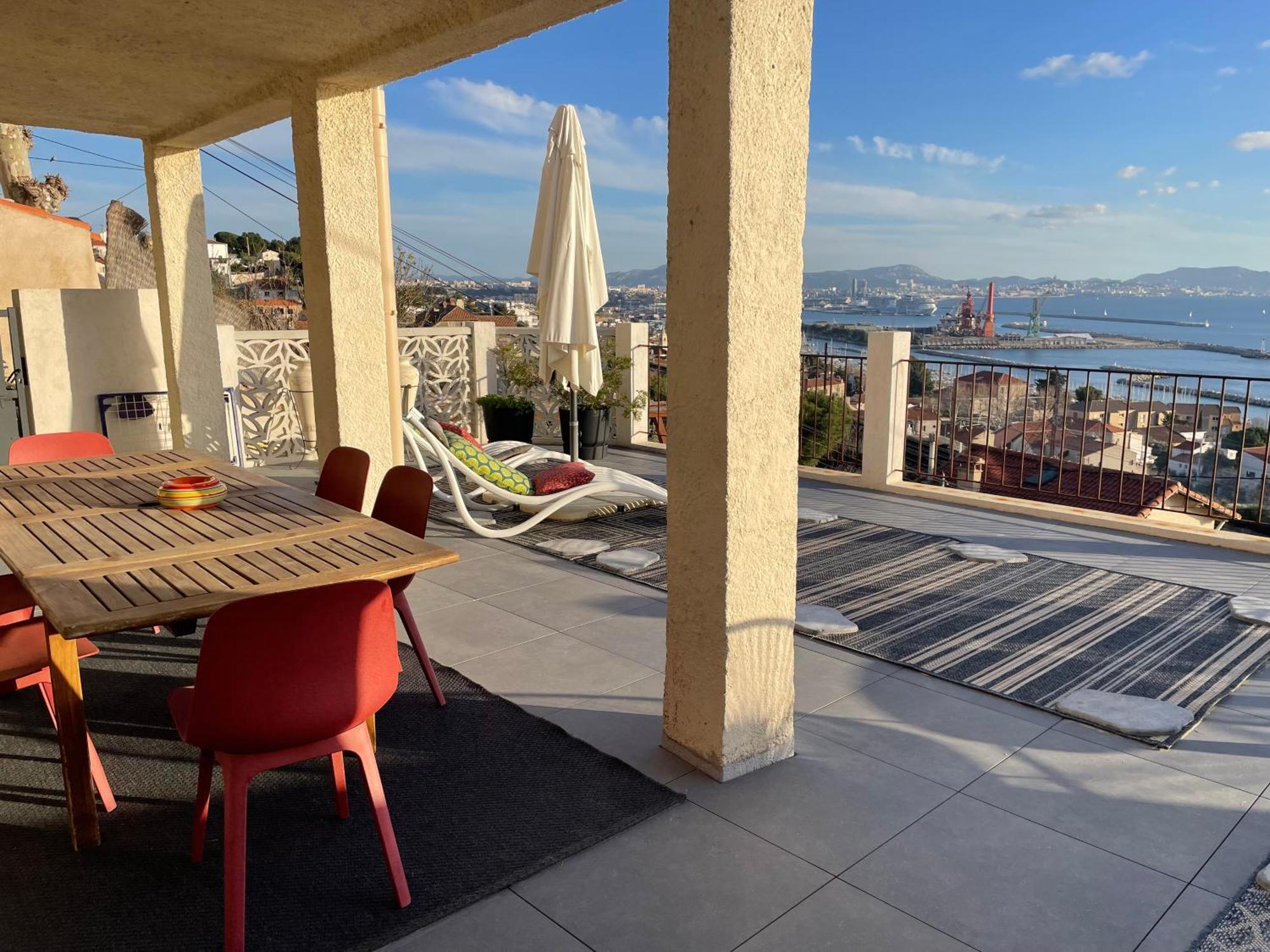 Superbe Terrasse Avec Vue Panoramique Sur La *