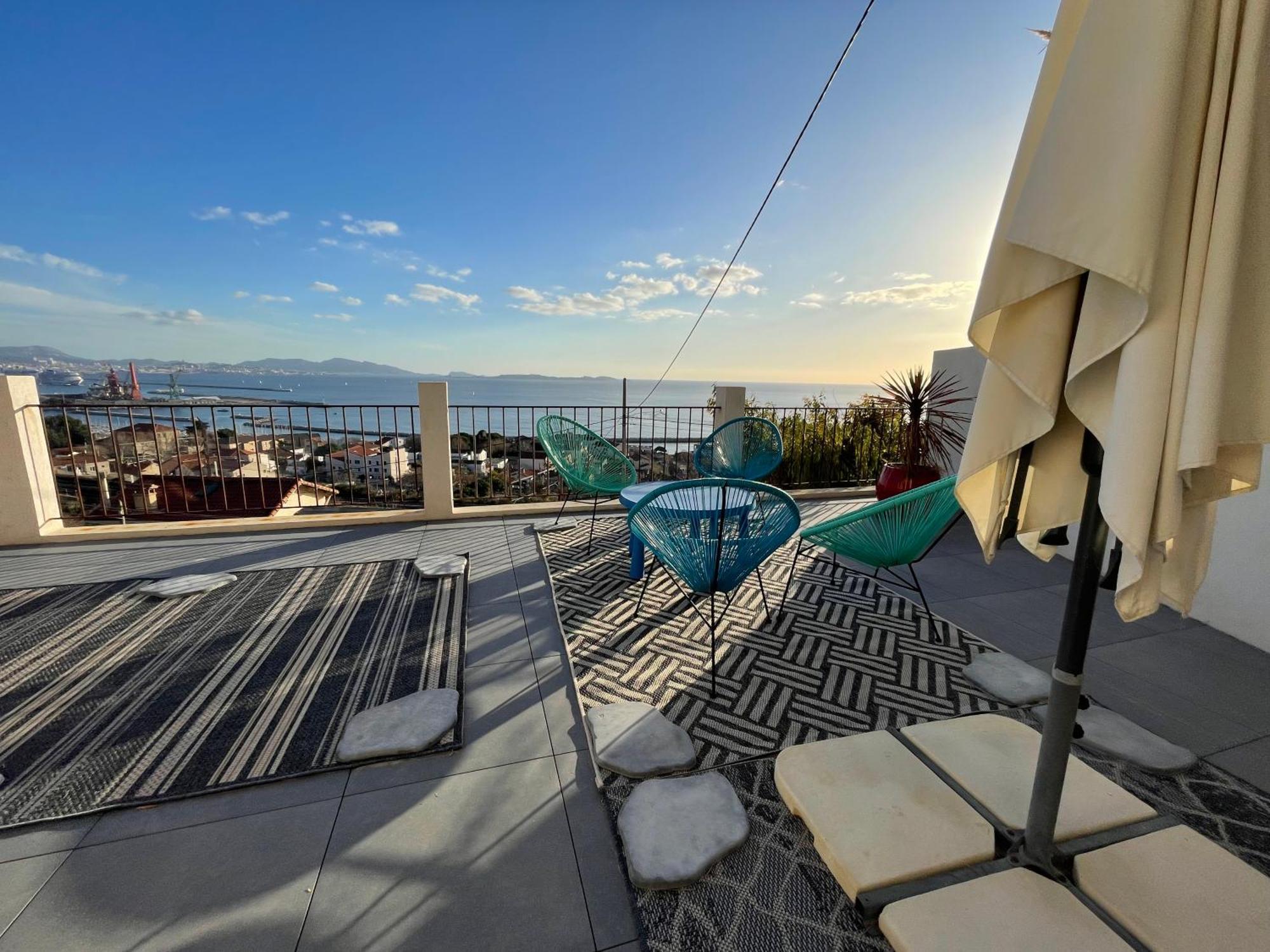 Superbe Terrasse Avec Vue Panoramique Sur La Marseilles